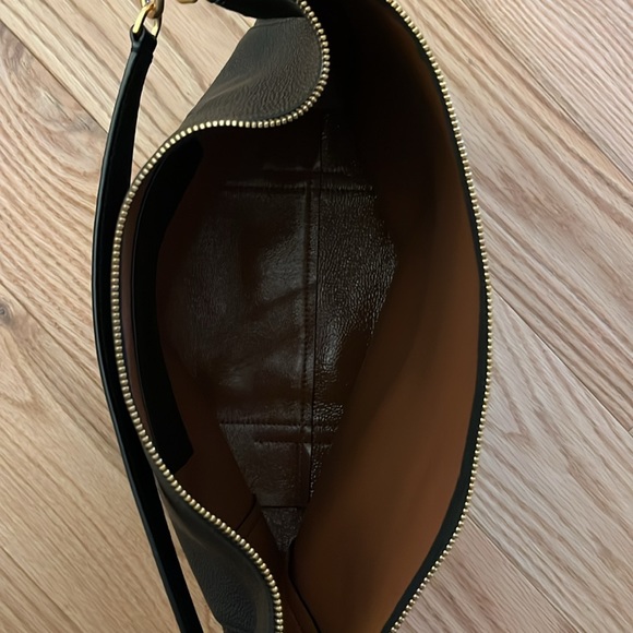 Tory Burch Perry bag in like new condition - Picture 4 of 7